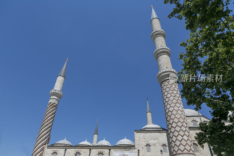 历史悠久的古老的著名的uc serefeli清真寺与尖塔在土耳其edirne